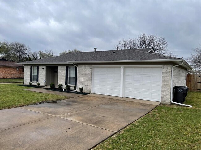 Building Photo - 8901 Guadalupe Rd
