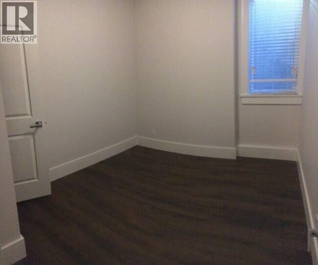 Photo du bâtiment - 6321 Palace Pl