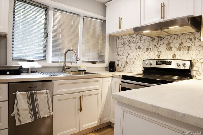 Foto del edificio - 617 Smithtown Ave