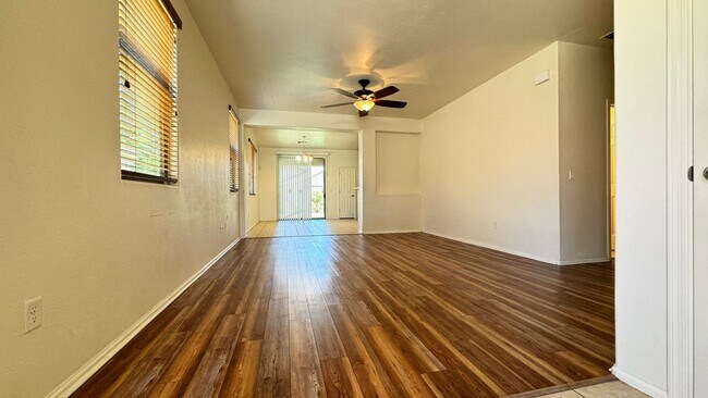 Foto del edificio - Eastside (Stella and Kolb) 4 bedroom  2 bath house with 2 car garage near Lakeside Park!
