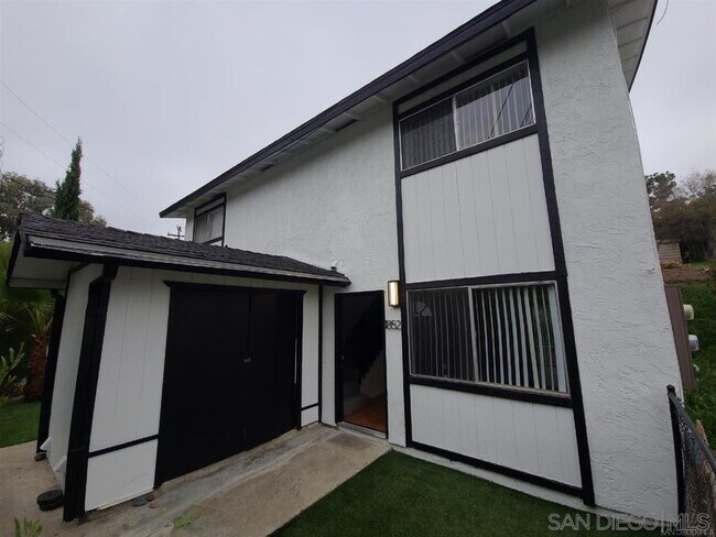 Foto del edificio - 1852 Bakersfield St