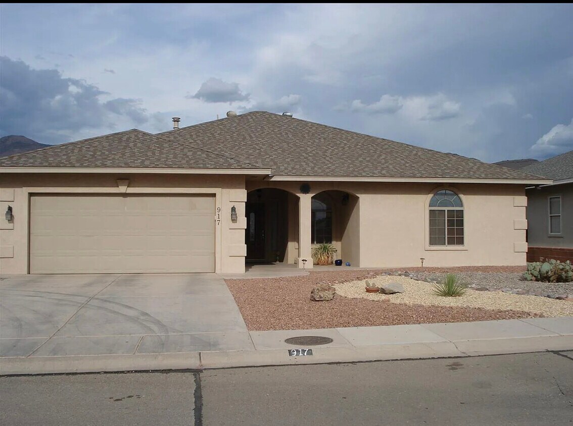 Primary Photo - 917 Playa Azul St