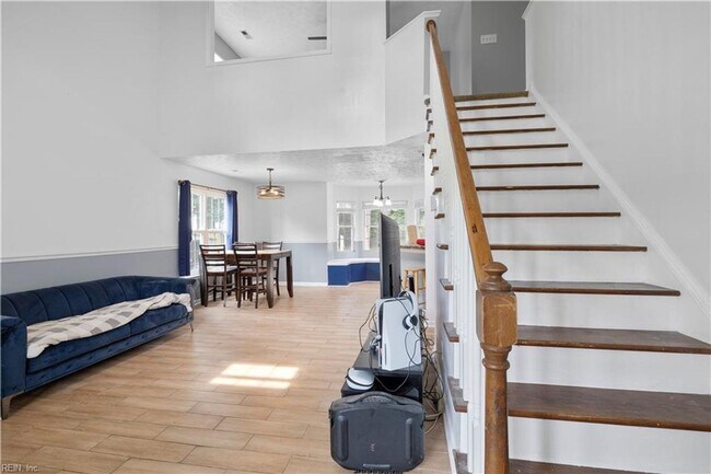 Foto del edificio - Spacious 4-Bedroom Home in the Heart of Ha...