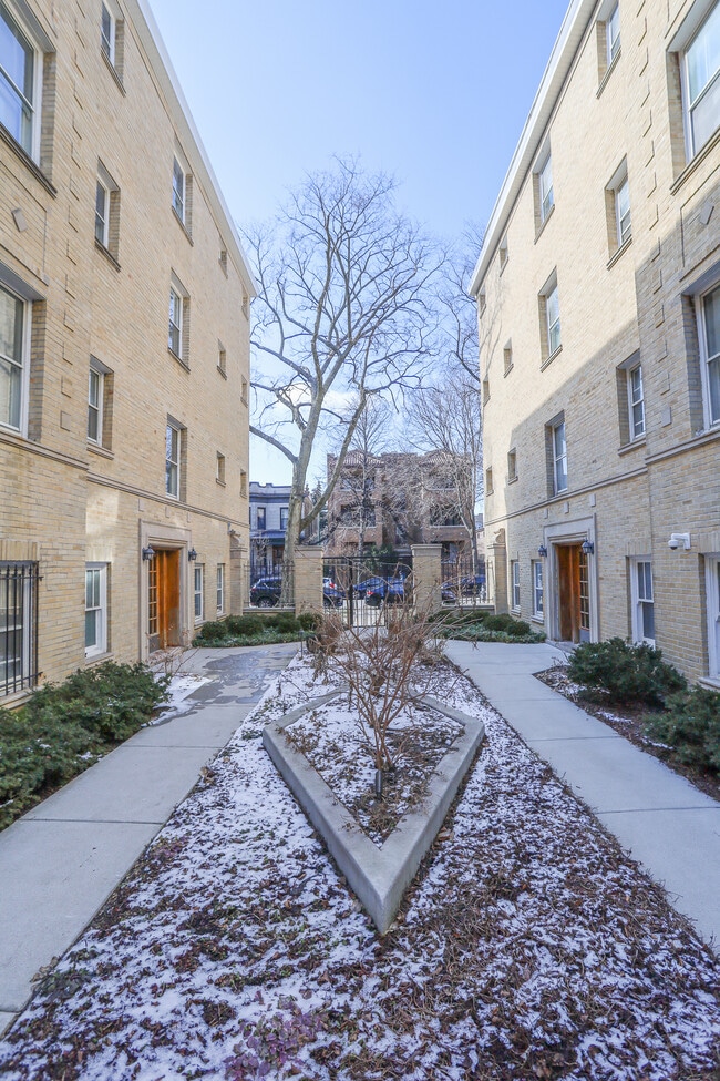 Building Photo - 4412 N Greenview Ave