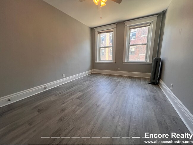 Building Photo - 378 Riverway