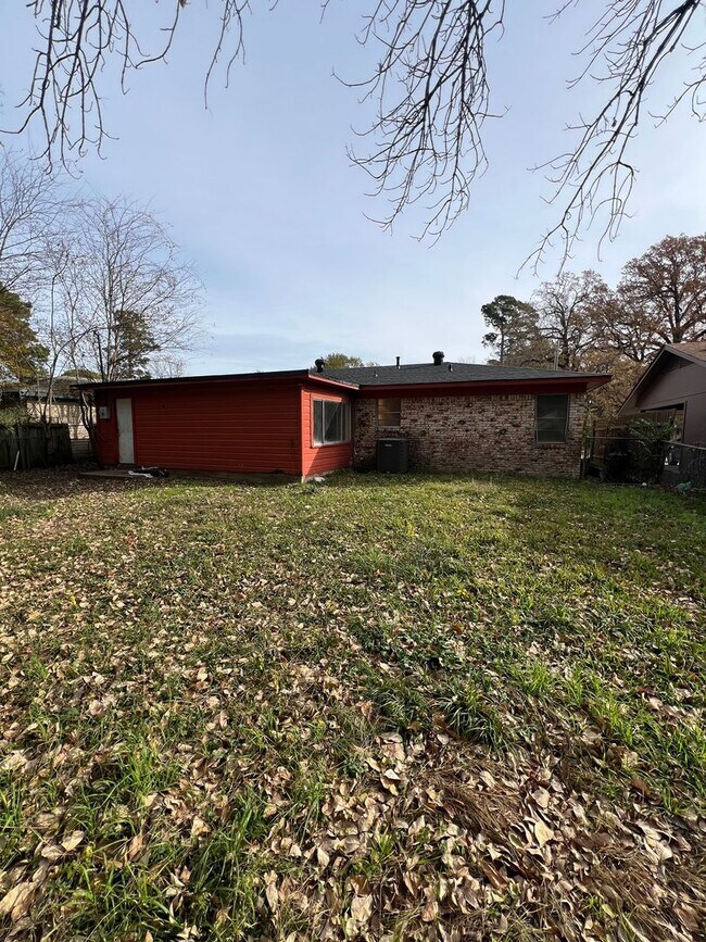 Foto del edificio - Clean, 3 bedroom with new flooring throughout!