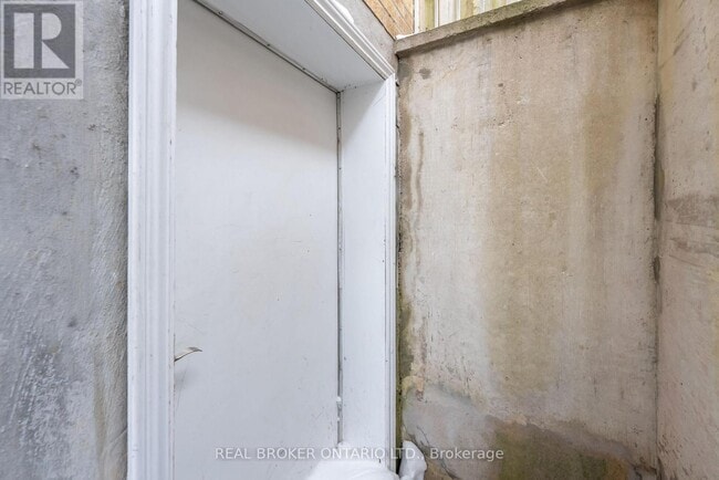 Building Photo - 256 The Kingsway