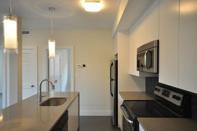 Building Photo - South End Location, In-Unit Washer and Dry...