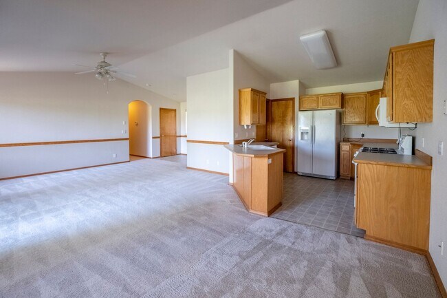 Building Photo - Home in Post Falls!