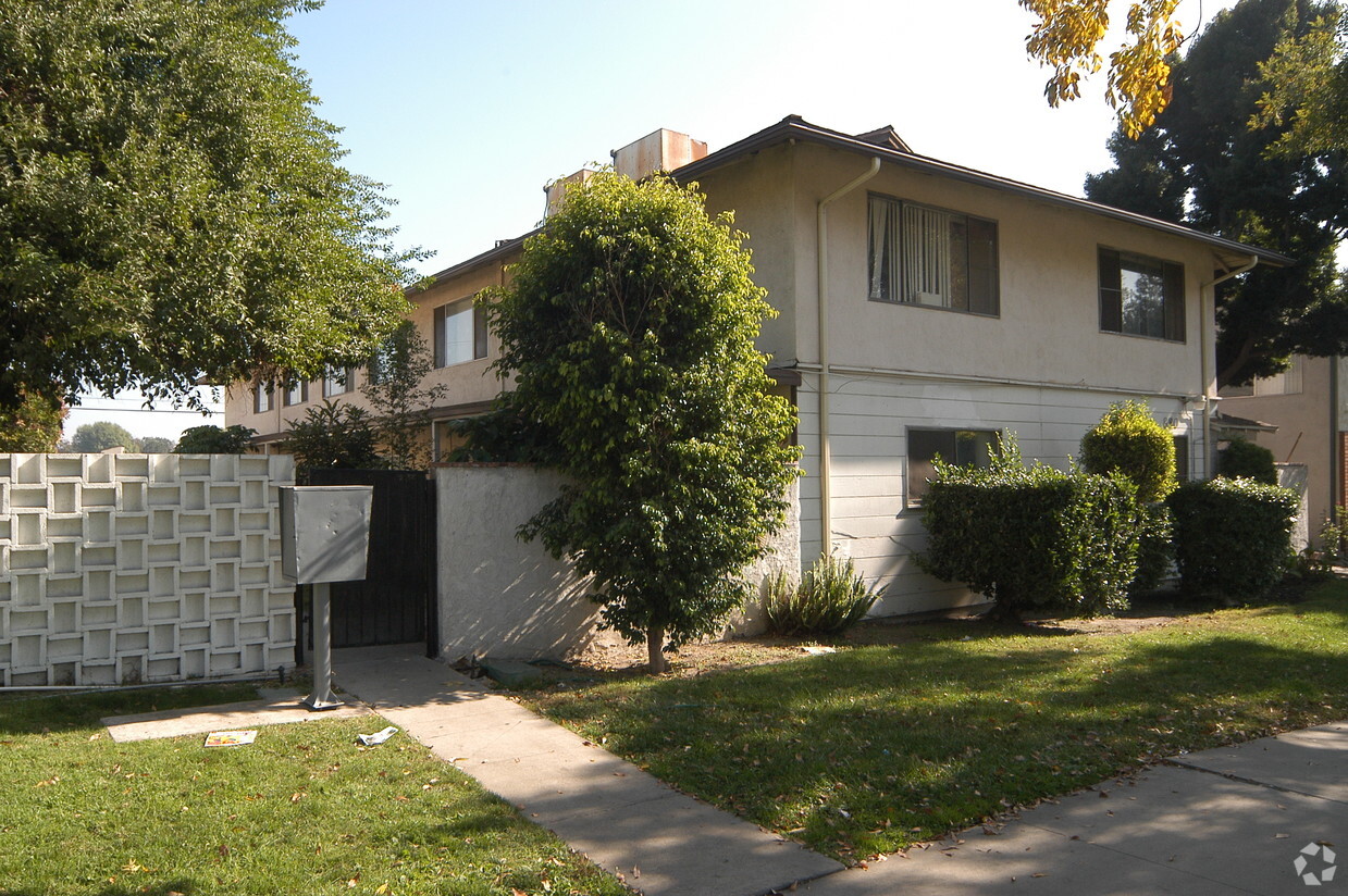 Primary Photo - 880 Campus Ave