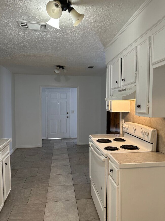 Building Photo - 190 York Dr