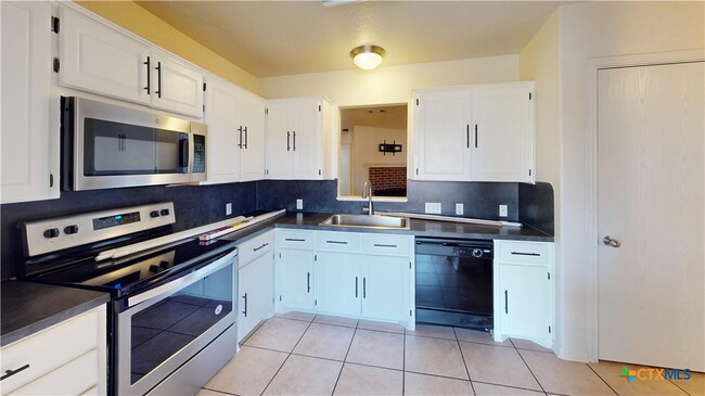 Building Photo - 3611 Selena Dr