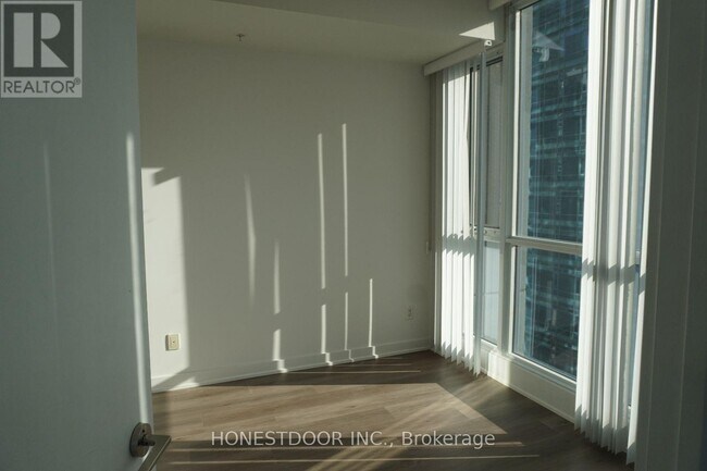 Photo du bâtiment - 295 Adelaide St W
