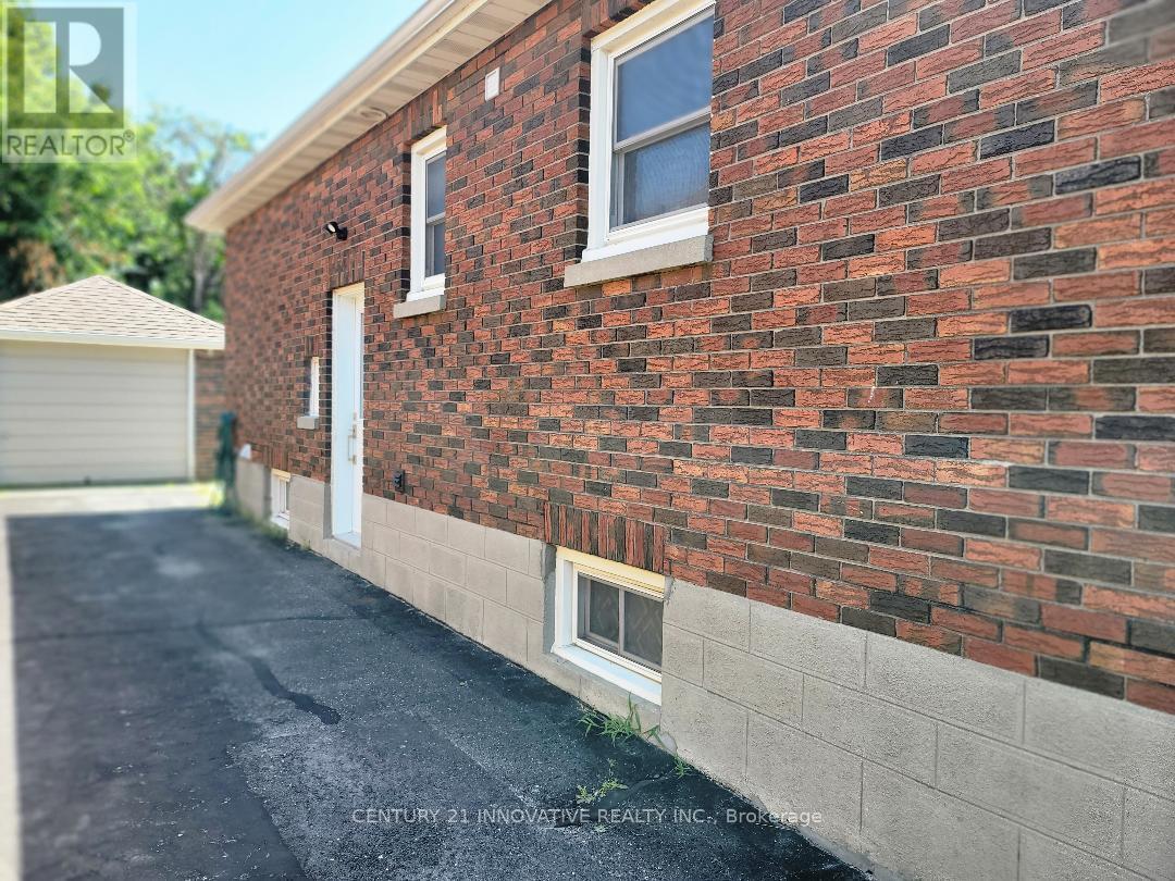 Building Photo - 255 Huron St