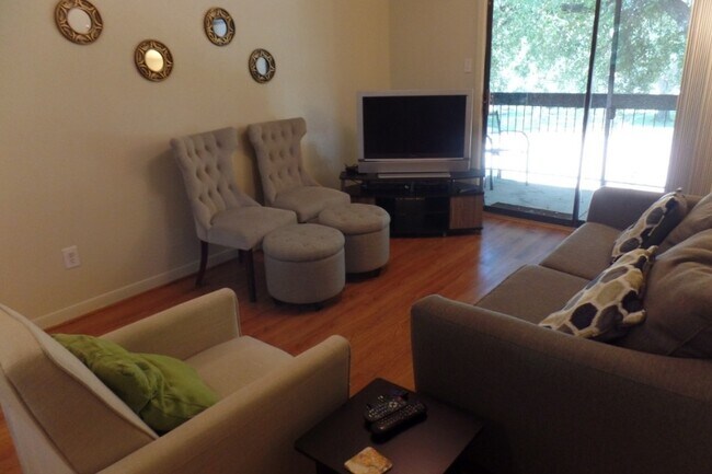 Foto del edificio - 3300 Pebblebrook Dr