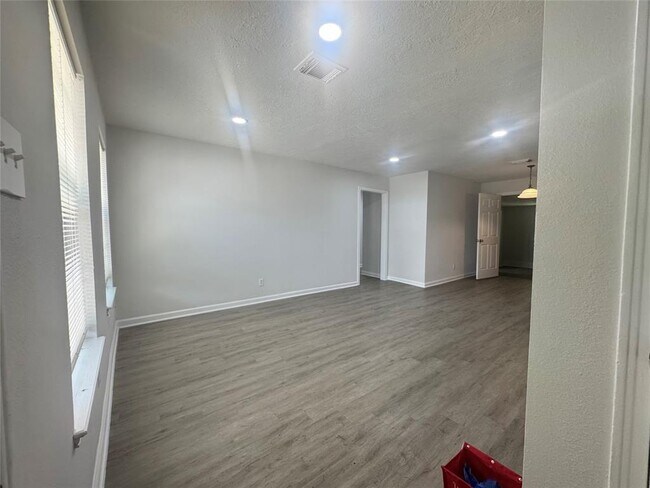 Building Photo - 4914 Enyart St