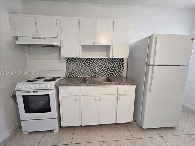 Building Photo - 8350 SW 65th Ave