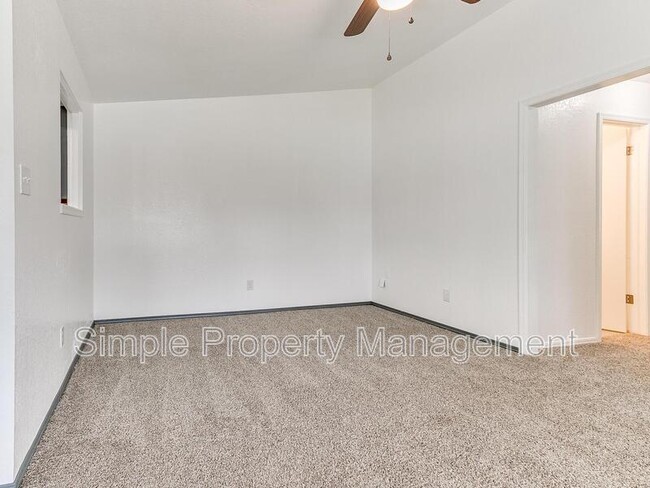 Building Photo - 1706 Hillcrest Dr