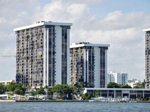 Building Photo - 1901 Brickell Ave