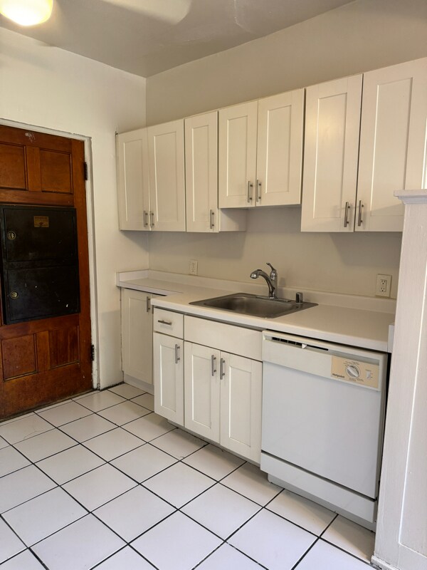 Foto del edificio - 3456 N Oakland Ave