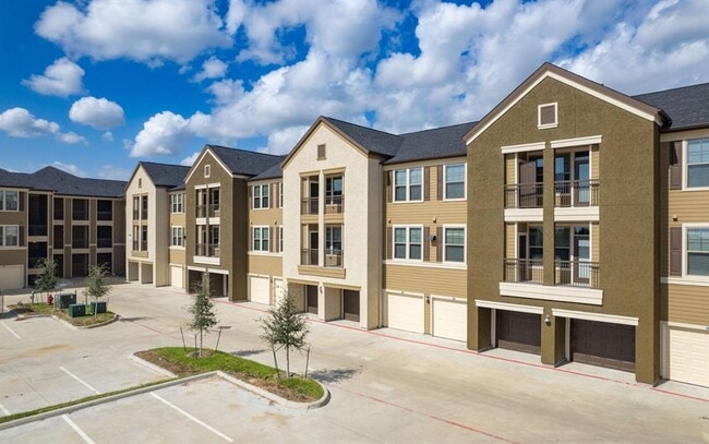 Building Photo - 907 S Rd
