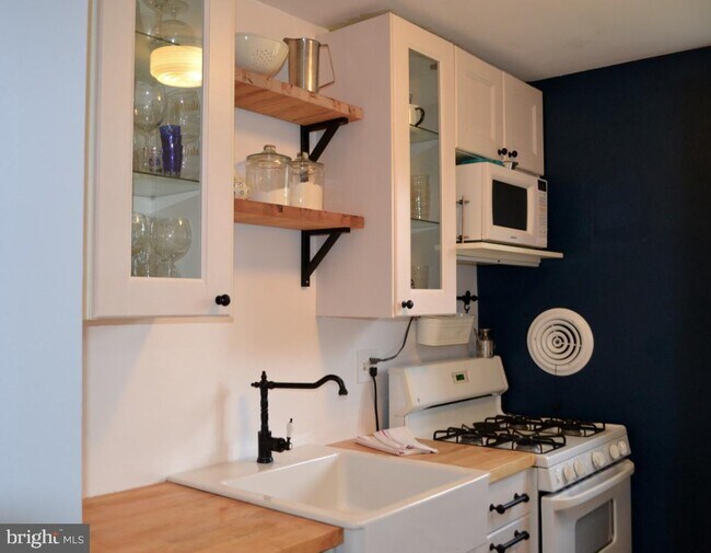 Foto del edificio - 2848 Annandale Rd