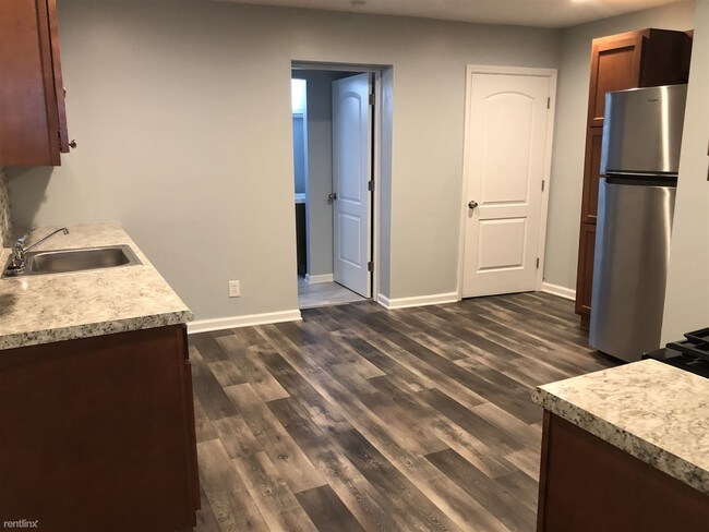 Building Photo - 1 br, 1 bath Apartment - 400 Perry Hwy Apt 3