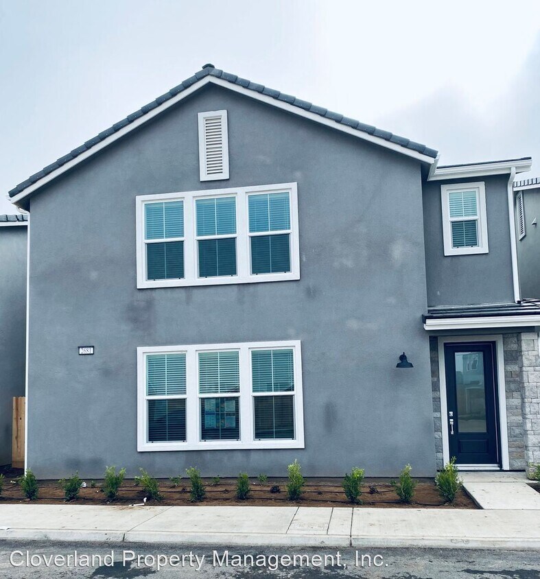 Primary Photo - 4 br, 2.5 bath House - 2681 E. Teaberry Dr.