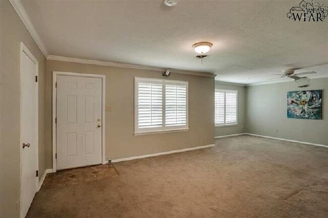 Building Photo - 5037 Lindale Dr