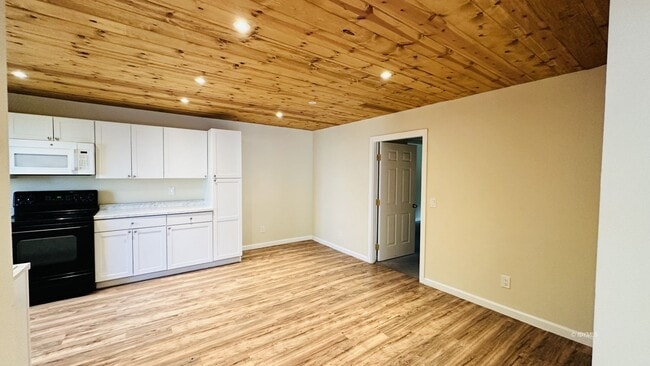 Building Photo - Walk to town 1 Bedroom Apartment