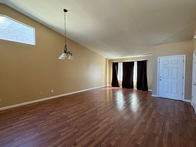 Building Photo - Three Bed, Two Bath Home Close to Hwy 99