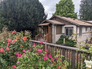 Building Photo - 703 Barclay Hills Dr