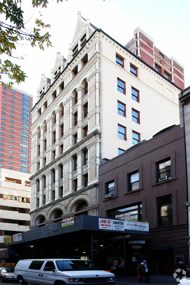 Building Photo - 166 Montague St
