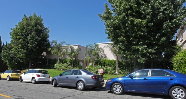 Building Photo - 711-715 E Cypress Ave