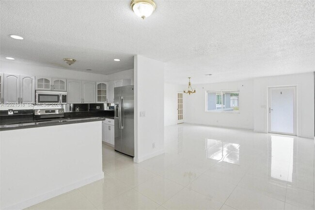Foto del edificio - 7434 Thatcher Ave