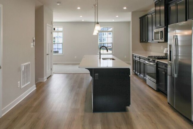 Foto del edificio - New Construction 3-Level Townhome w/ High-...