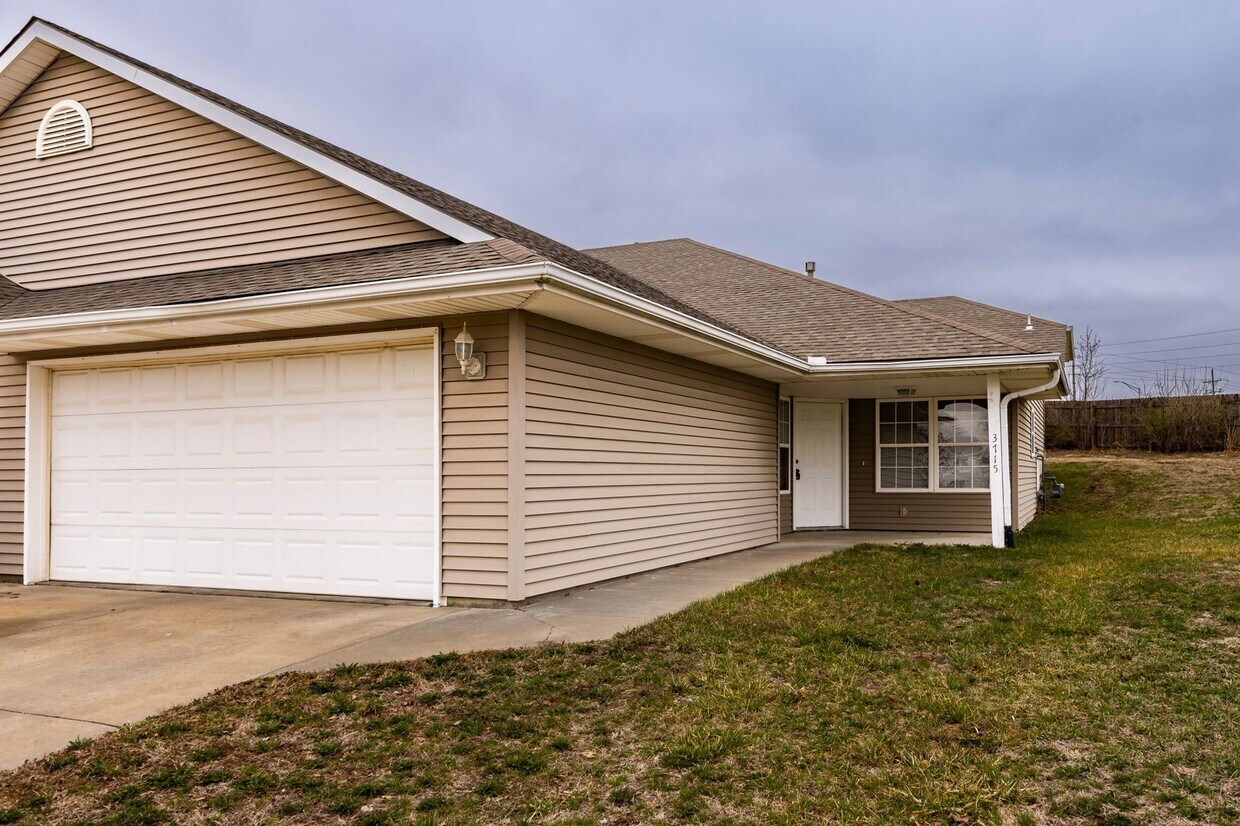 Primary Photo - 3 bedroom 2.5 bath in Washburn Rural Schoo...