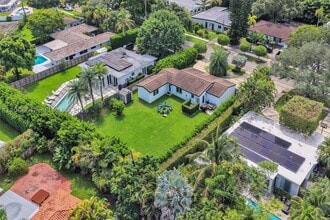 Building Photo - 2105 Alamanda Dr