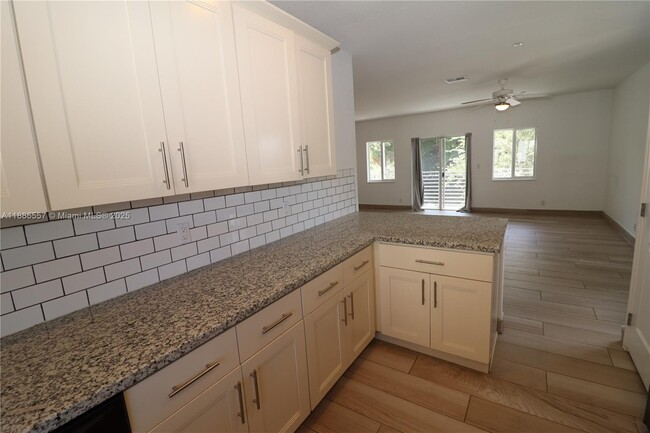 Foto del edificio - 603 NE 28th St