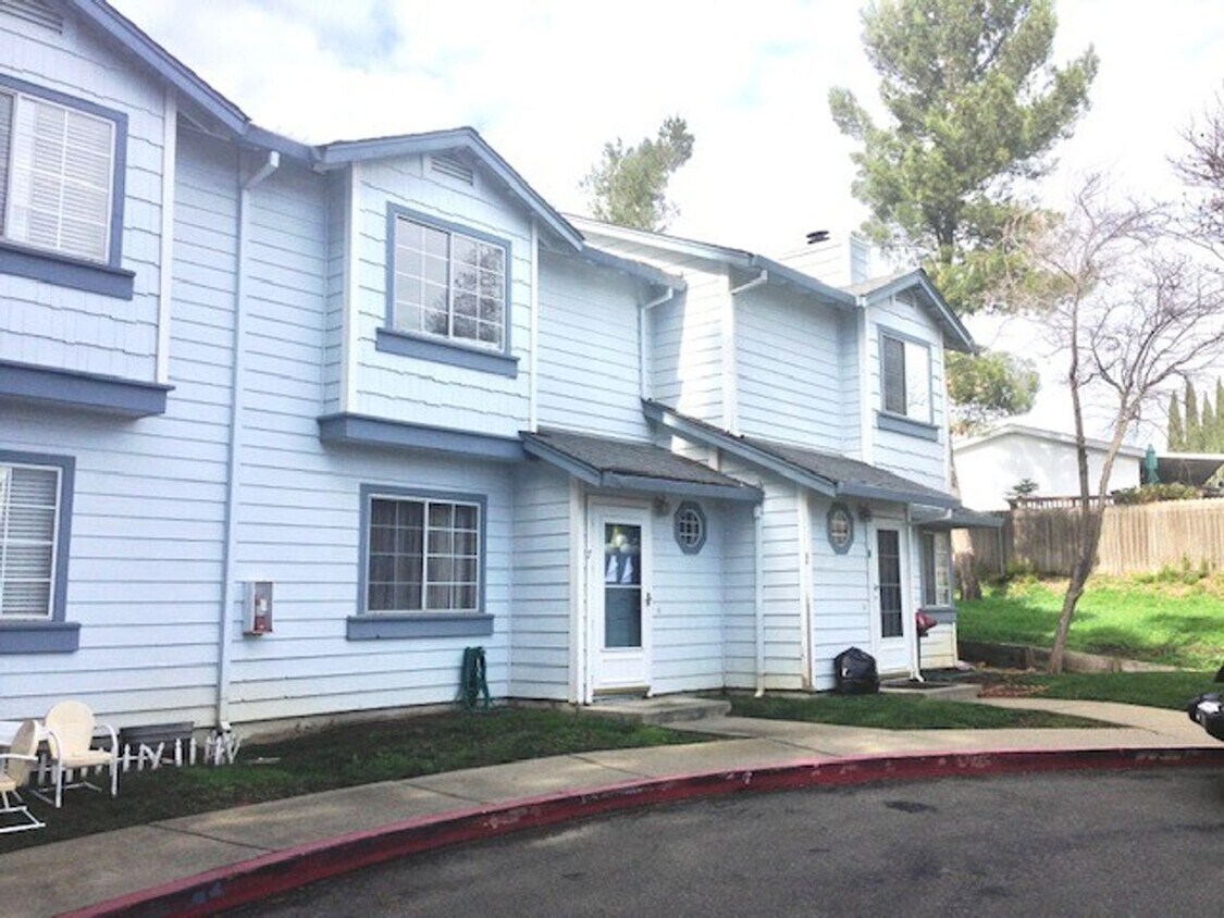 Primary Photo - Tranquil 2 bed 2.5 bath Townhouse in Fairf...