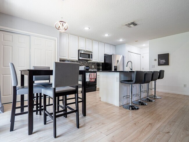 Building Photo - Beautifully Renovated Fully Furnished Rent...
