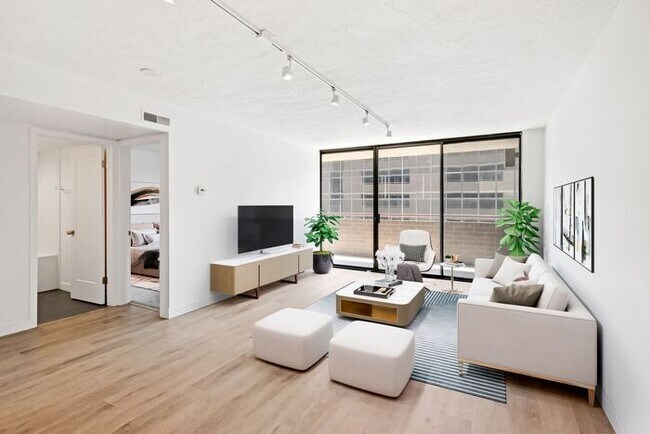 Foto del edificio - 2BR Condo w/ Covered Parking and Balcony Views at Broadway Towers