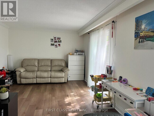 Photo du bâtiment - 1144 Jamesway Blvd
