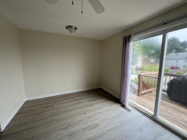Building Photo - Updated 2-Bed Townhouse| Lowell, MA| Pet-O...