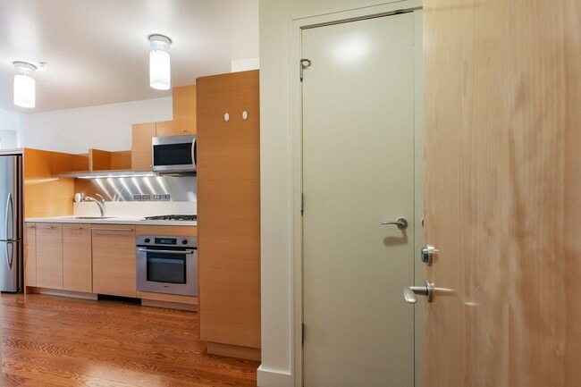 Photo - John Ross - 8th floor south waterfront studio w/parking/most utilities/concierge Apartment