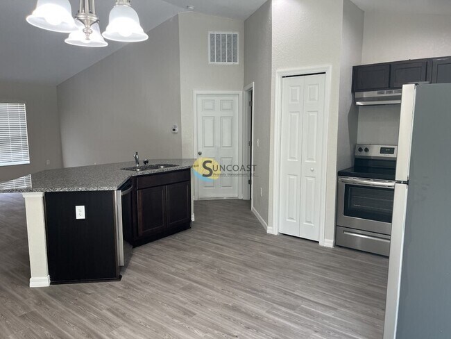 Foto del edificio - STUNNING  3 BD/2 BA Home READY NOW!