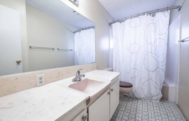 Building Photo - Charming 6 Bedroom property for rent!