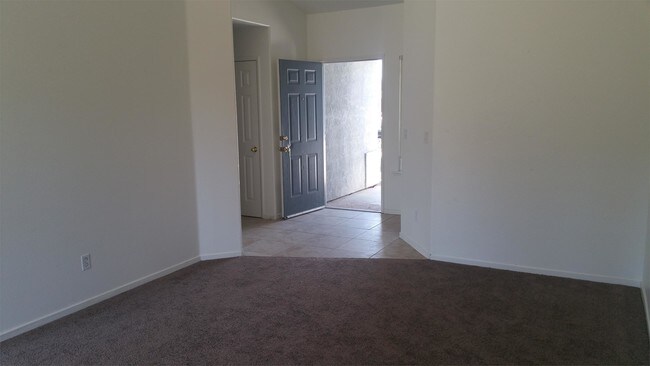 Foto del edificio - 1589 E Santa Rosa St