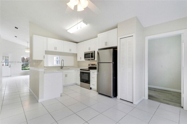 Building Photo - 653 NW San Remo Cir