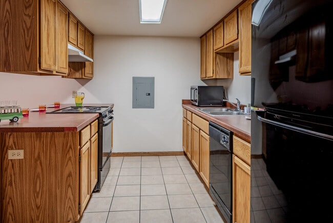 Kitchen-3BR/2BA Collegiate - Collegiate Campus Student Apartments